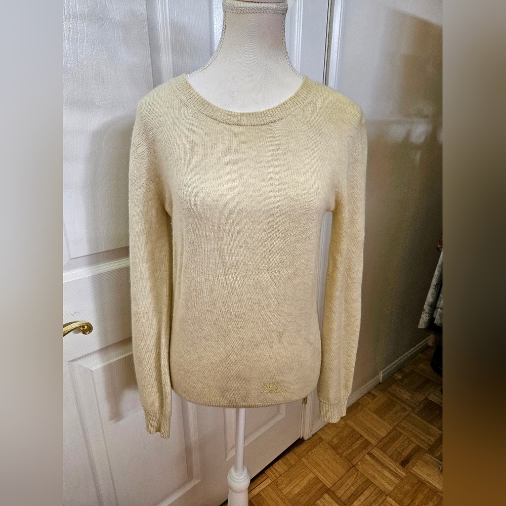 Great BURBERRY Brit Light Yellow Tan Cream Logo 100% Cashmere Scoop Sweater S